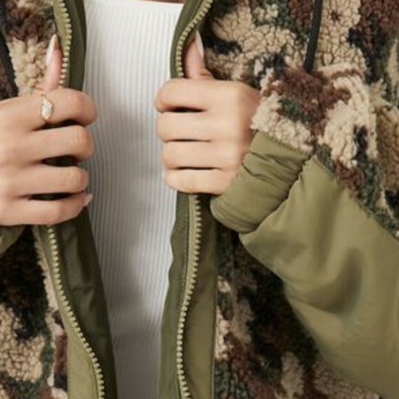 NWT Forever 21 Faux Shearling Camo Print Jacket Sz M Lightweight but substantial - Picture 14 of 15